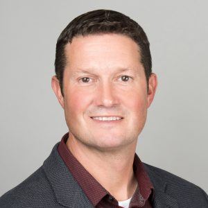 A computer-generated simulation shows six colored objects in water with wave patterns, colored gradients, and arrows indicating flow direction. The objects have different shapes and are surrounded by concentric colored rings.