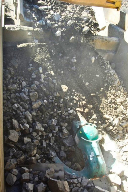 Preferred dump condition, with material sliding into the chamber