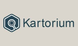 Logo with a hexagon containing a magnifying glass icon on the left and the word Kartorium in dark letters on a light beige background.